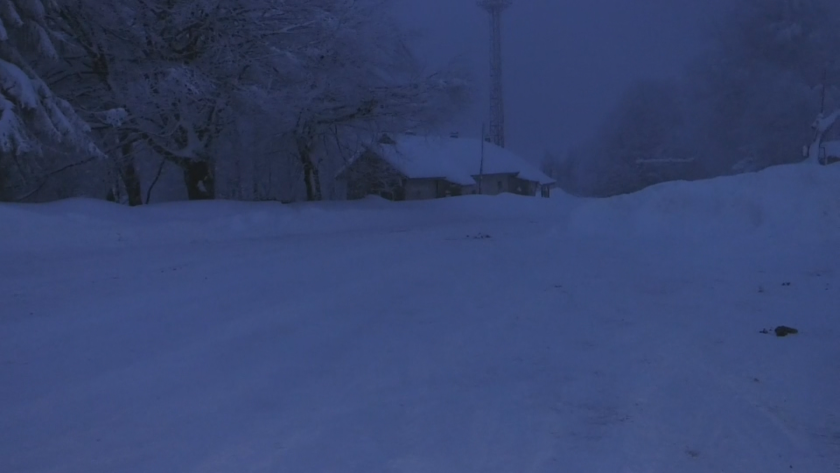 Над метър сняг на Петрохан, тирове нарушават забраната за движение в прохода