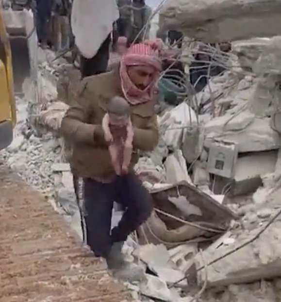 бебе роди развалините сирия видео