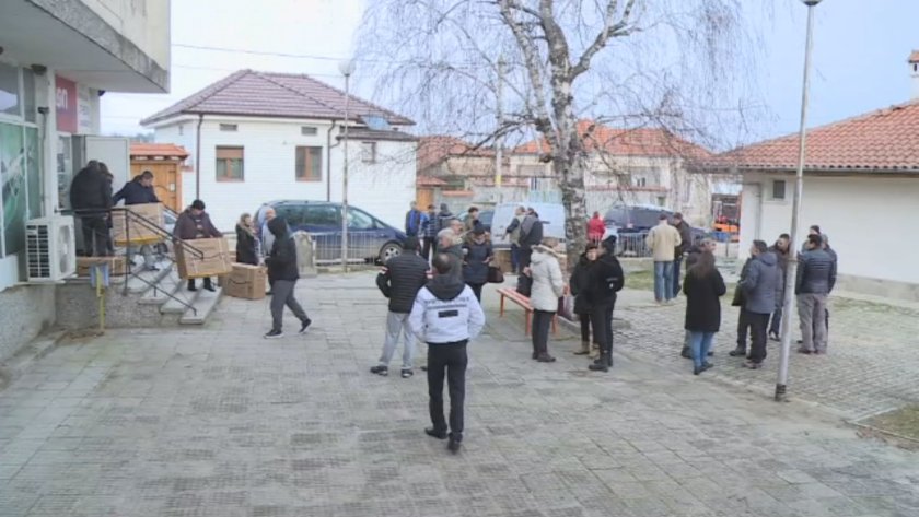 Ново дарение за семействата, пострадали при наводненията в Карловско.Днес бяха