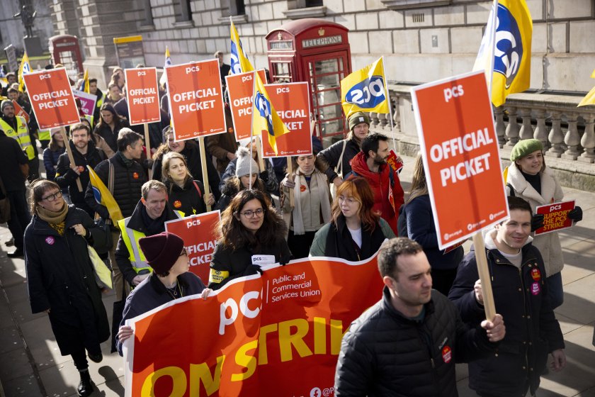 половин милион учители машинисти държавни служители стачкуват великобритания