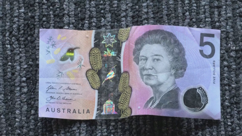 Австралия премахва лика на британския монарх от банкнотите си от 5 долара