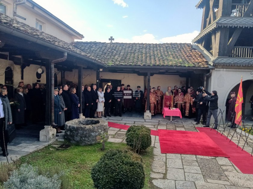 Вече час около 30 автомобила с българи, тръгнали към Скопие