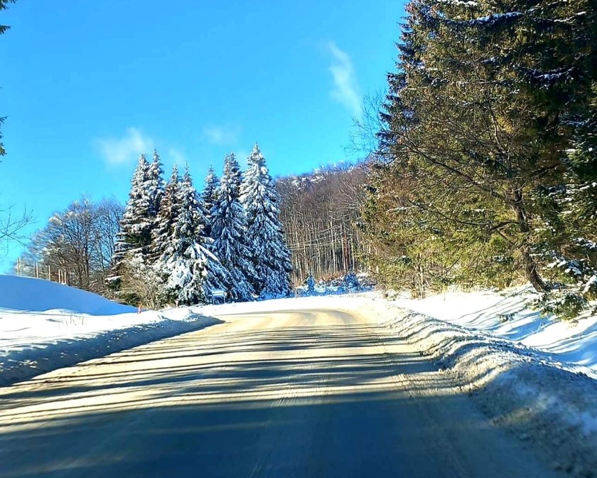 апи близо 130 снегорини почистват пътищата шофьорите карат внимателно