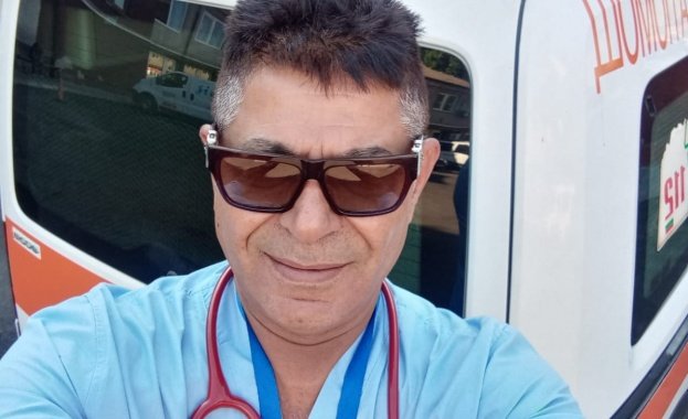 Д-р Мохамед Алибрахим е лекар от Центъра за спешна медицинска