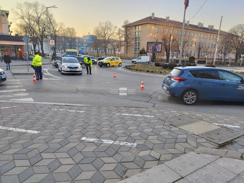 Шофьор блъсна жена, която пресичала на пешеходна пътека в Благоевград.