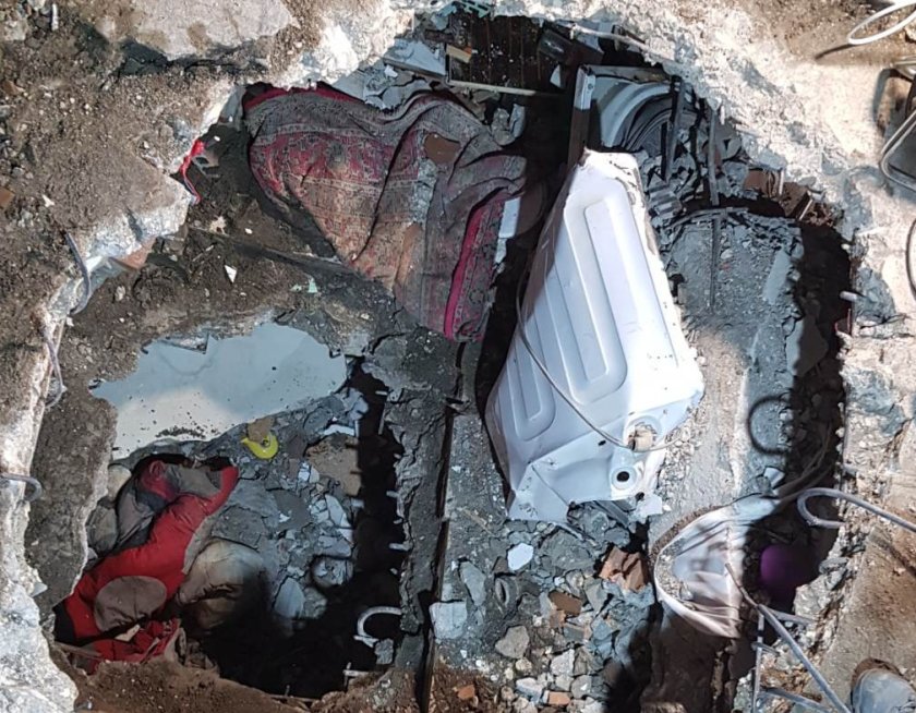 българските спасители откриха жена отломките турция видео снимки