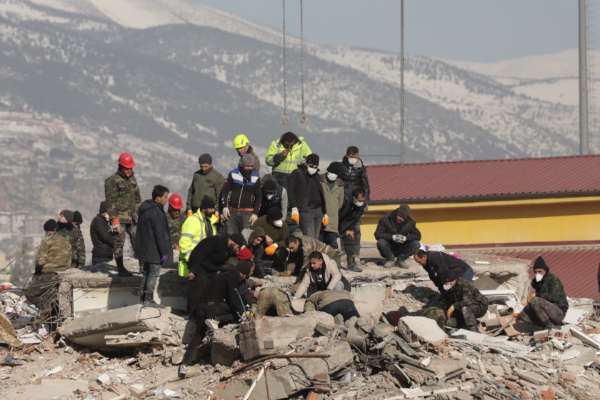 Продължават спасителните операции след земетресенията в Турция и Сирия. Броят