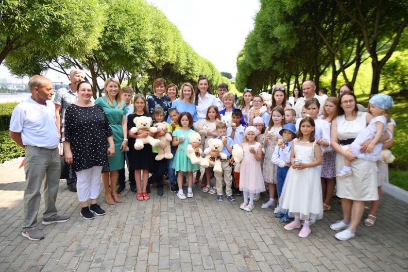 Стотици украински деца са прехвърляни в Русия и давани в