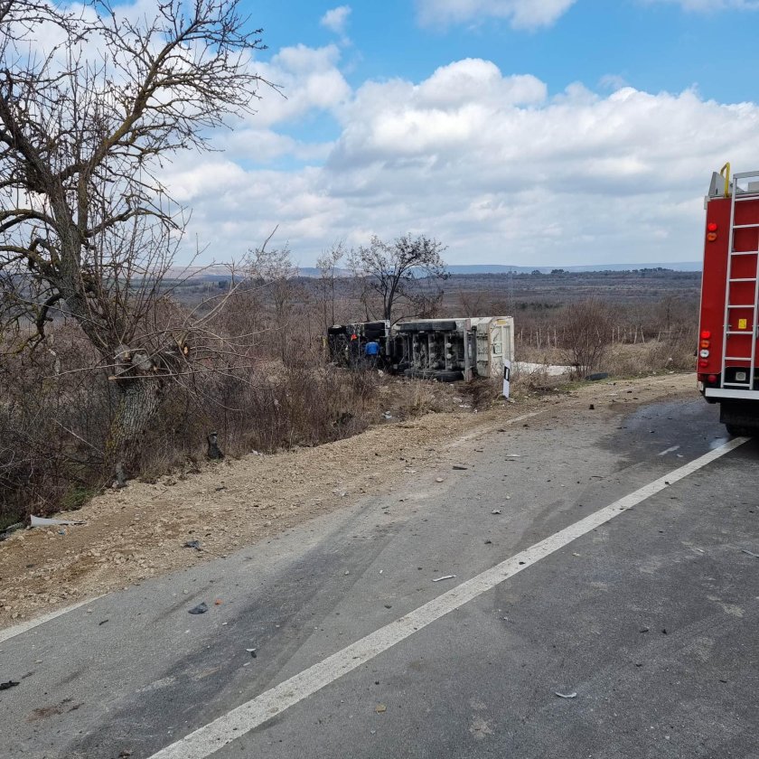 Четирима загинали при верижна катастрофа край Повеляново