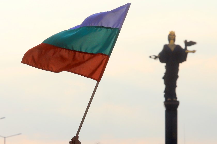 Българският флаг ще бъде свален наполовина утре в знак на съпричастност с Турция и Сирия
