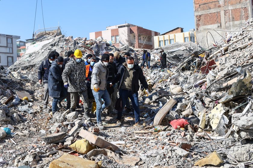 В засегнатите от мощните трусове райони в Турция се надига
