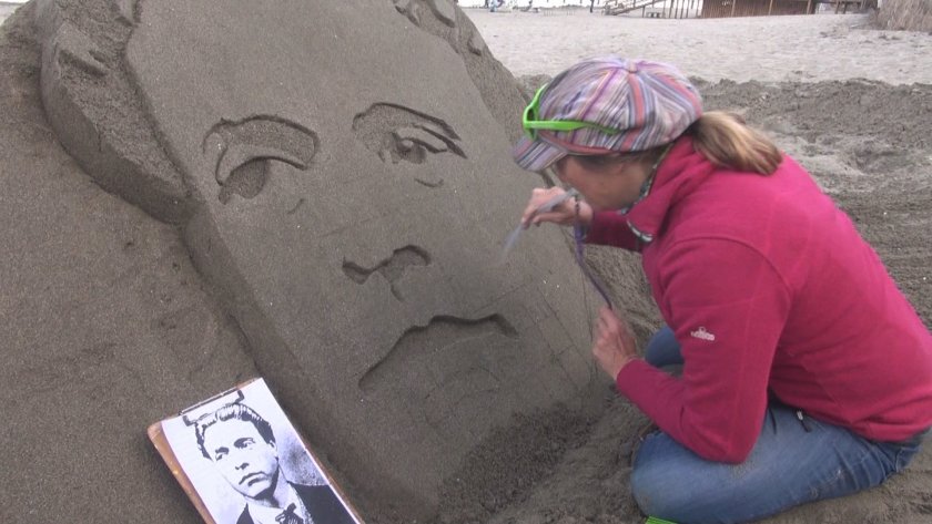 Ликът на Васил Левски се появи на бургаския плаж. Скулптурата