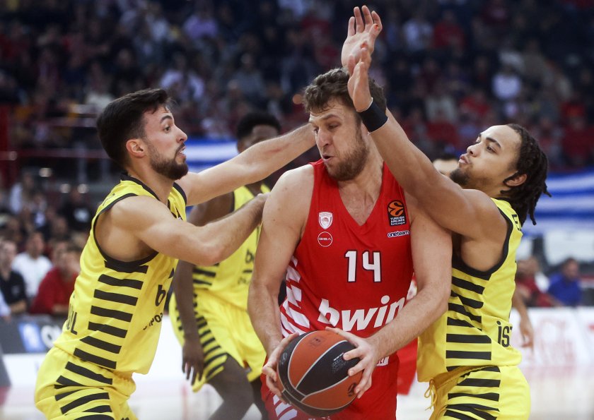 Отборът на Олимпиакос, с българина Александър Везенков състава, победи лидера в баскетболната Евролига Фенербахче с 94:67