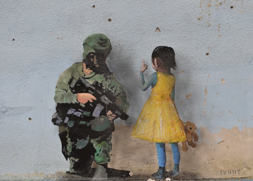 Графити на стената на разрушен от войната културен център в Ирпин край Киев