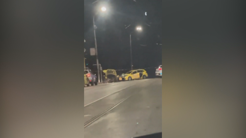 Млад шофьор помете три таксита на столичния бул. "Черни връх", има ранени