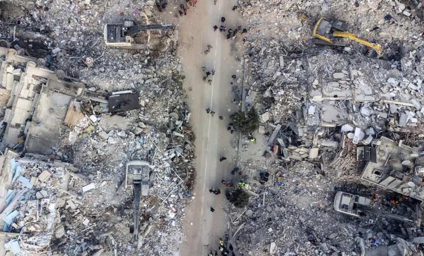 Престъпност край руините: Арести на виновни за срутените сгради в Турция
