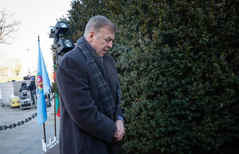 Наско Сираков се преклони пред паметника на Васил Левски