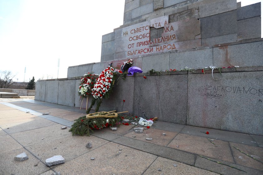мъж счупи плочата паметника съветската армия софия