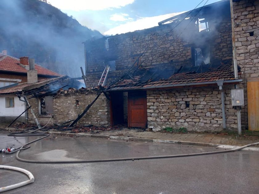 пожар изпепели къща асеновградското село бачково снимки