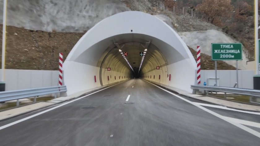 Специални системи за сигурност са използвани при строежа на тунел