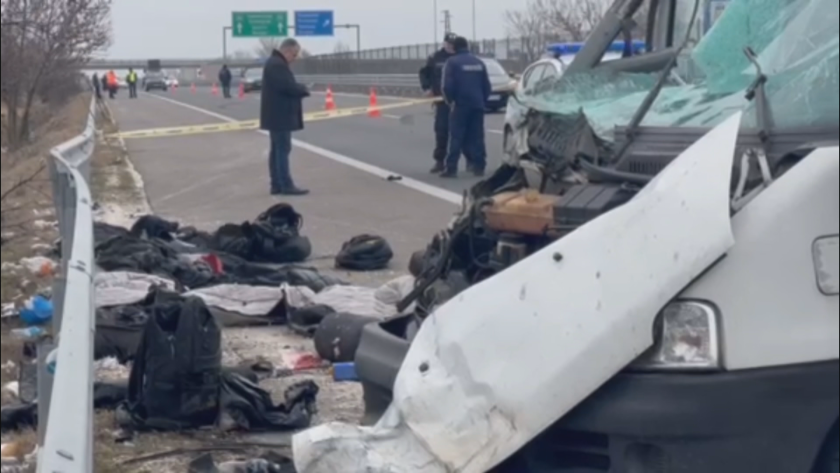 Фатален инцидент при гонка с два буса с мигранти на