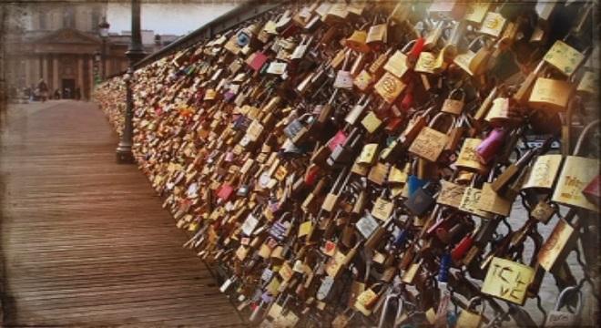 Една от пасарелките на бул. Васил Левски във Варна се