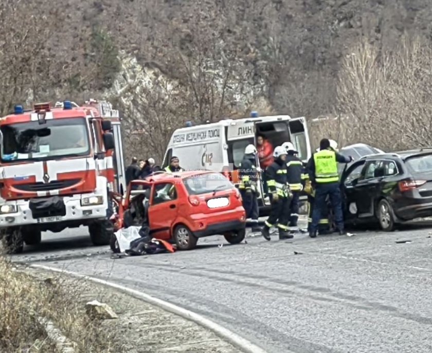 Челен сблъсък между два автомобила завърши трагично за един от