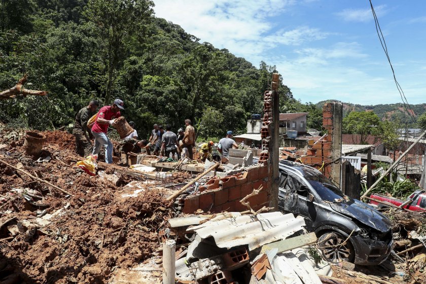 46 души загинаха при наводнения в Бразилия. Спасителни екипи и