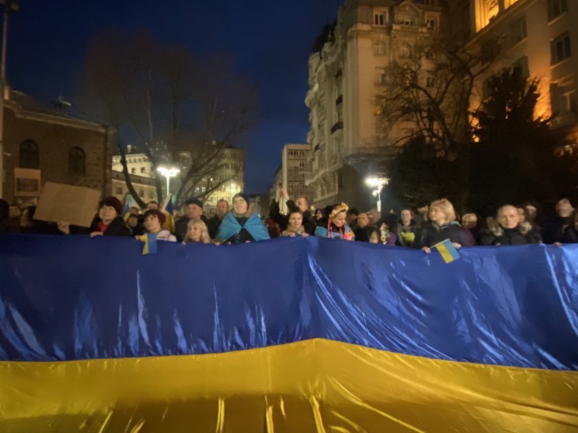Пред Президентството се провежда шествие в подкрепа на украинския народ.Хората