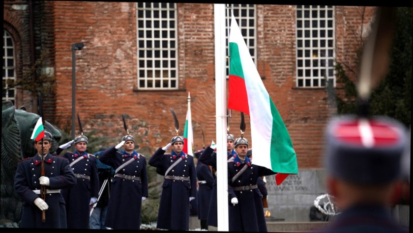 С издигане на националното знаме започна военният церемониал пред Паметника