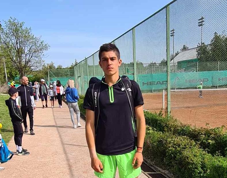 Младият български тенисист Адрияно Дженев се класира за четвъртфиналите на