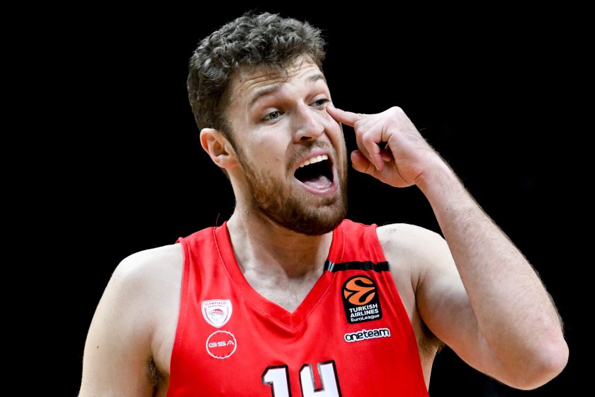 Българският баскетболист Александър Везенков вкара 13 точки и прибави 7