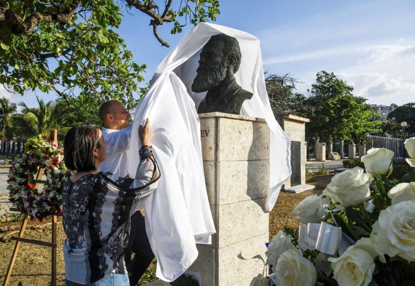 Откриха бюст-паметник на Христо Ботев в Хавана (СНИМКИ)