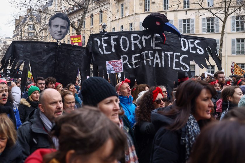 Франция е блокирана от национална стачка срещу пенсионната реформа.Протестът предизвика