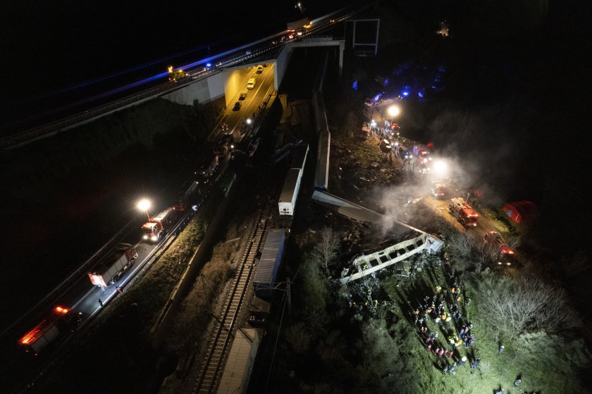 Кореспондентът на БНР в Гърция: Около 100 души са в болници след влаковата катастрофа