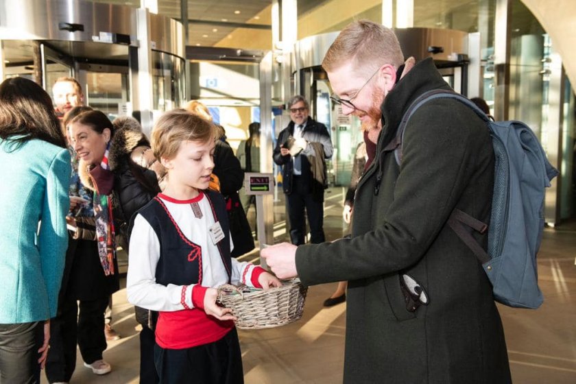 Българският еврокомисар и деца раздаваха мартеници в Европейската комисия