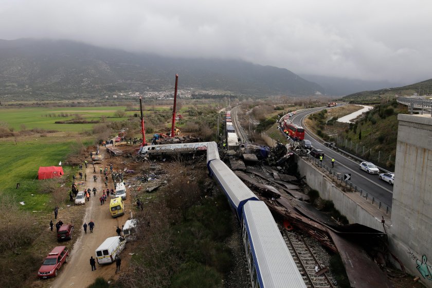 тежка влакова катастрофа гърция десетки жертви пострадали снимки