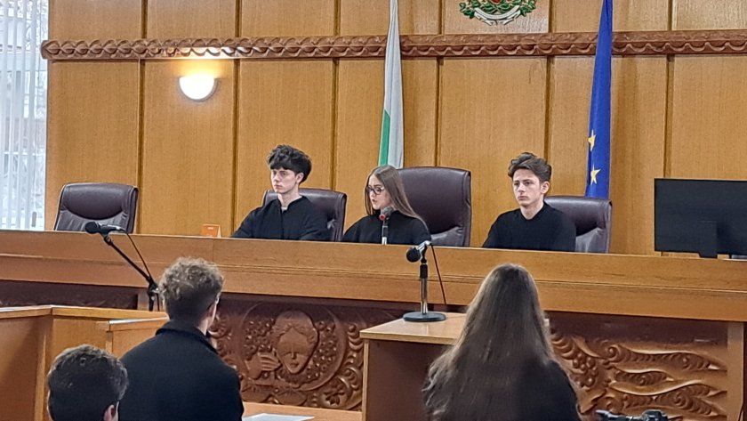 Ученици от Пловдив направиха възстановка на наказателен съдебен процес