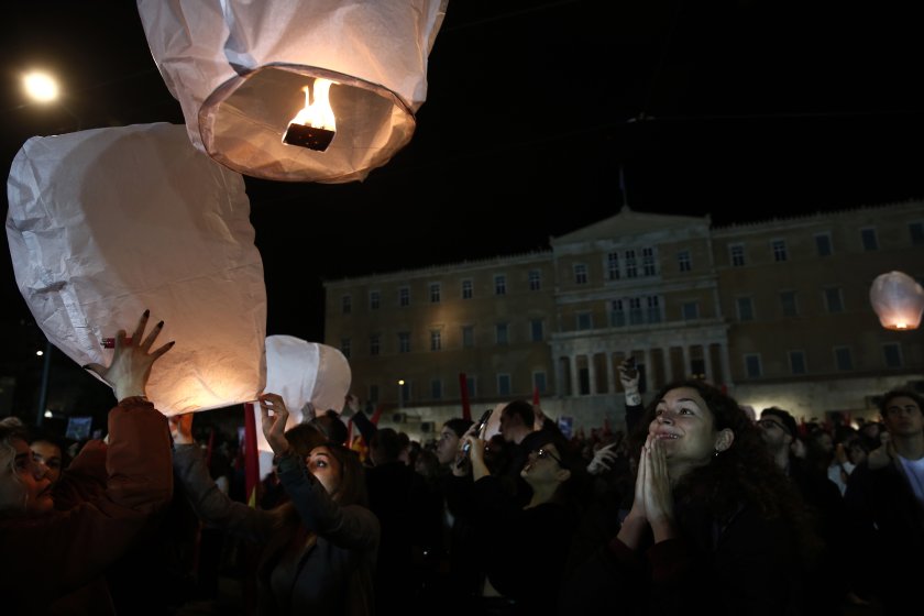 Нестихващи протести в Гърция: Фенери в небето над Атина в памет на жертвите от жп катастрофата