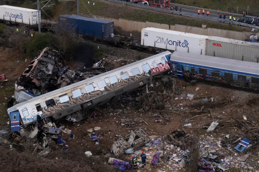 тежка влакова катастрофа гърция десетки жертви пострадали снимки
