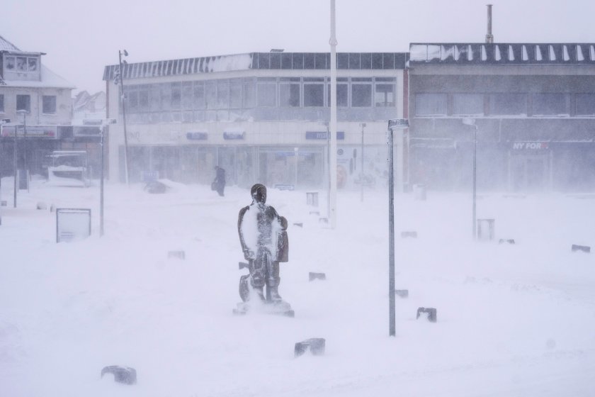 арктически студ сняг отменени полети затворени училища великобритания швеция