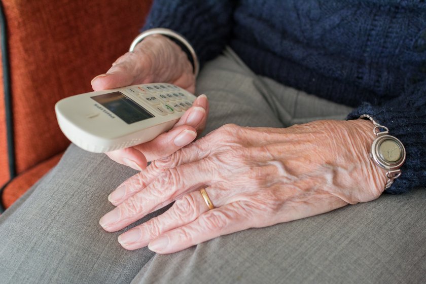 88-годишна жена от Шумен е била измамена по телефона вчера.