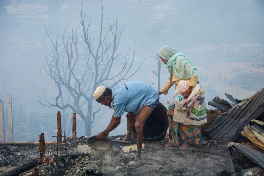 Пожар унищожи голяма част от бежански лагер в Бангладеш