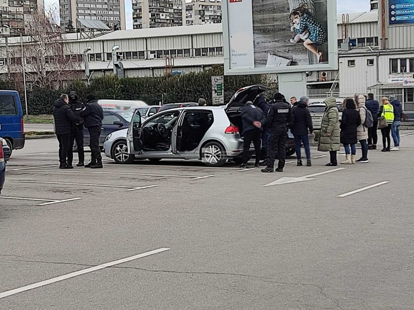 Полицията във Варна задържа четирима наркоразпространители в момент на сделка.Очаквайте