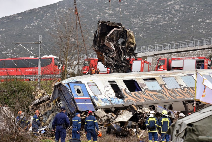 влаковата катастрофа гърция транспортният министър подаде оставка
