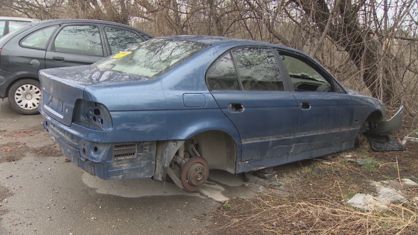 Хиляди са изоставените автомобили в София, които задръстват улици и