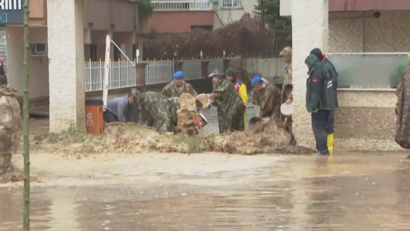 След опустошителните земетресения Турция е връхлетяна от проливни дъждове, които