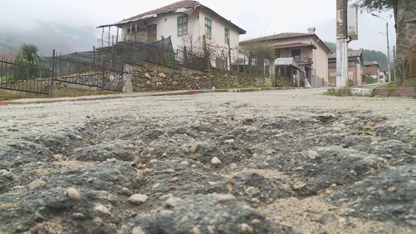 Життелите на петричкото село Камена сами ремонтират улиците си. Вместо