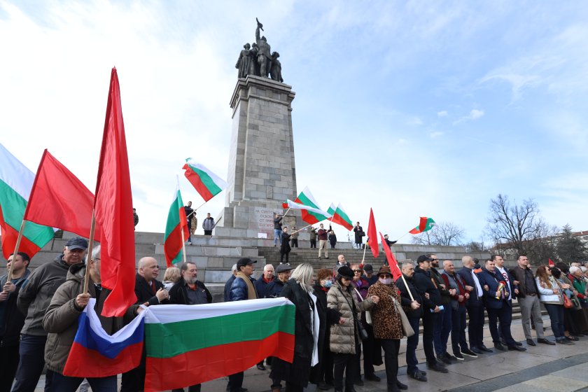 Недоволни се събраха тази сутрин пред Паметника на Съветската армия.