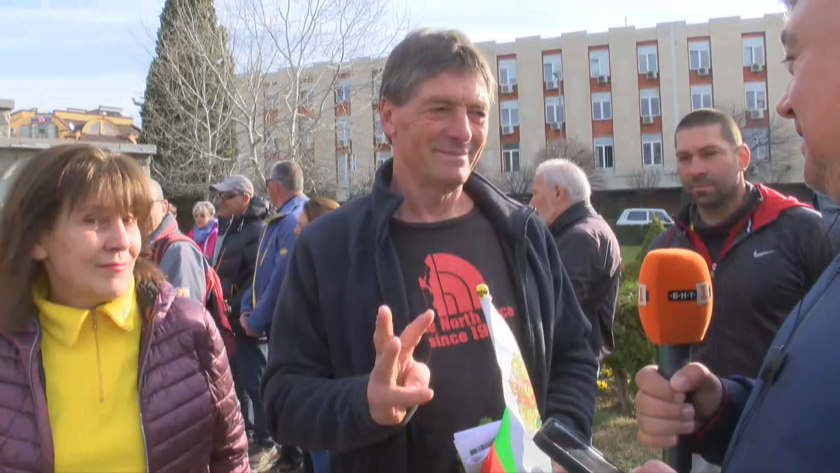 64-годишният алпинист Господин Динев потегля към Хималаите